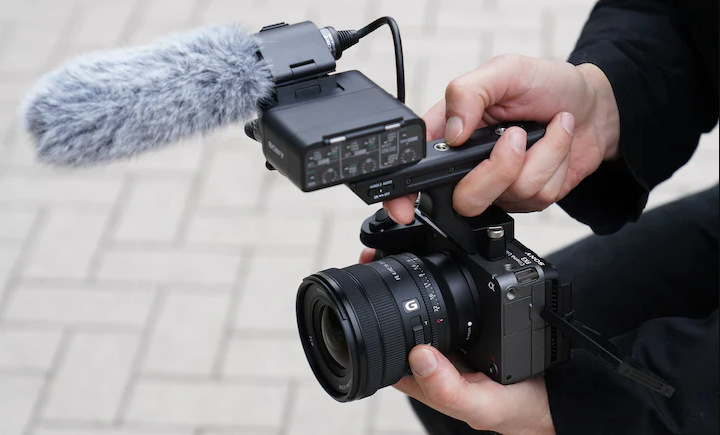 Situační obrázek pořízený pomocí objektivu SELP1635G nasazeného na kameře FX3 s mikrofonem ECM-XM1